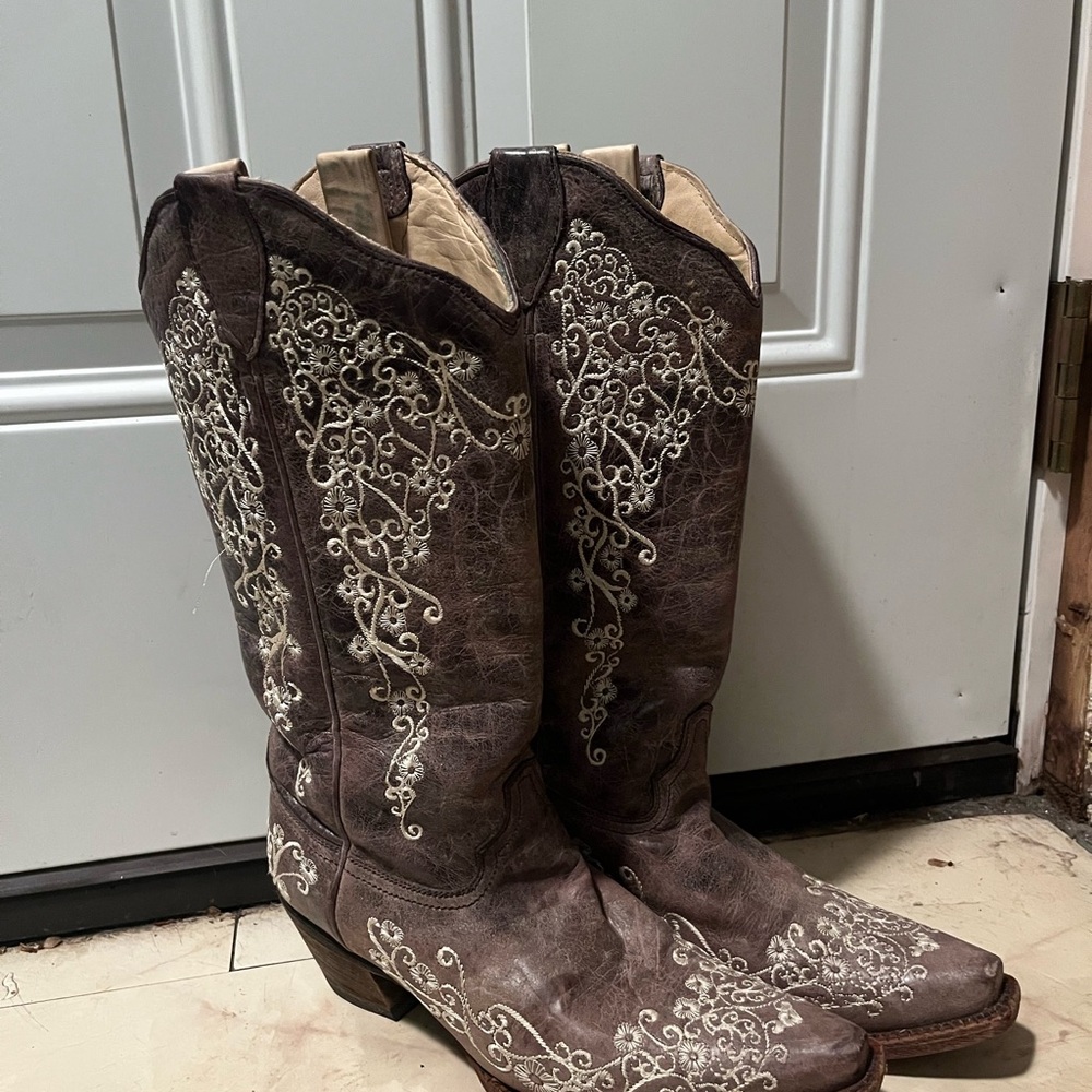 Corral Brown Embroidered Heeled Boots